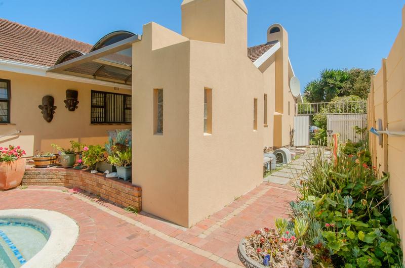 3 Bedroom Property for Sale in Meadowridge Western Cape